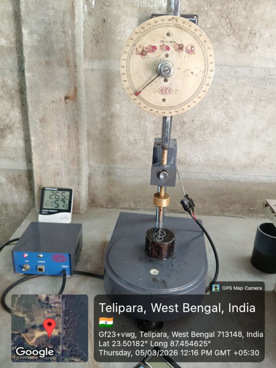 Penetration test apparatus with a bitumen sample and temperature log
