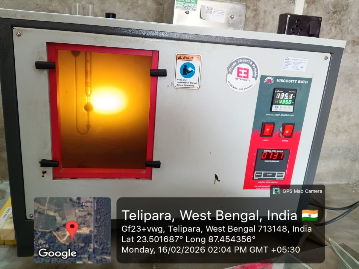 Digital viscosity bath holding a bitumen sample at 135 degrees C
